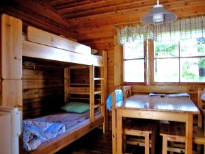 伊卡利宁Camping Toivolansaari的小木屋内一间卧室配有两张双层床