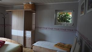 BeerheideFerienwohnung Ott的一间卧室设有一张床和一个窗口
