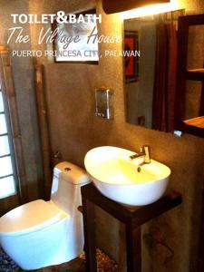公主港乡村别墅酒店的一间带水槽、卫生间和镜子的浴室