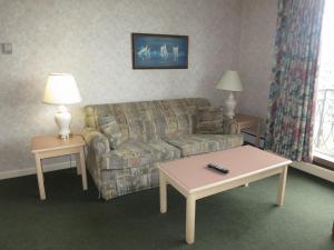 温哥华琼碧卡纳套房酒店的客厅配有沙发和2张桌子