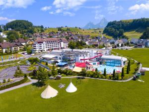 莫尔沙赫瑞士度假公园酒店的城市空中景观与度假村