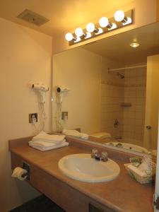 温哥华琼碧卡纳套房酒店的一间带水槽和大镜子的浴室
