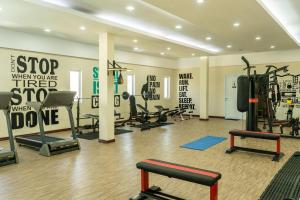 Hokkie Hotel Punggur Batam的健身中心和/或健身设施