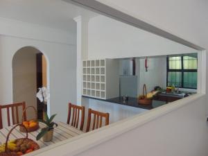 丰沙尔Ocean Dream Apartment的厨房以及带桌椅的用餐室。