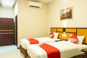 Hokkie Hotel Punggur Batam客房内的一张或多张床位