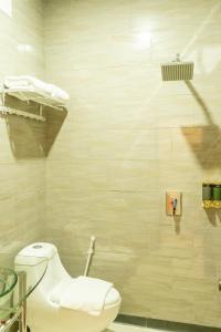 秾莎Hokkie Hotel Punggur Batam的一间位于客房内的白色卫生间的浴室