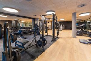 QuintuelesARTIEM Asturias的健身房,有很多跑步机和举重器材