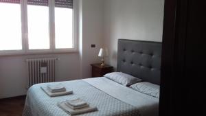 特拉尼La Casa degli Artisti的一间卧室配有一张床,上面有两条毛巾