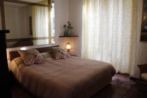 斯培西亚Punto Relax的一间卧室设有一张大床和一个窗户。