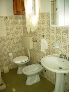 法萨诺Villa Olimpo B&B的一间带卫生间和水槽的浴室