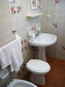 法萨诺Villa Olimpo B&B的浴室配有白色卫生间和盥洗盆。