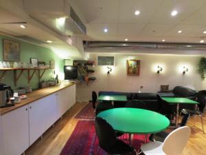 斯德哥尔摩住宿加早餐旅馆的一间会议室,配有绿色的桌子和椅子