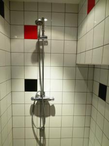斯德哥尔摩住宿加早餐旅馆的瓷砖墙上带水管的淋浴
