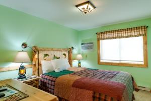 普莱西德湖Cobble Mountain Lodge的一间卧室设有一张床和一个窗口