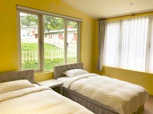 台北阳明山美国渡假村的带窗户的客房内的两张床