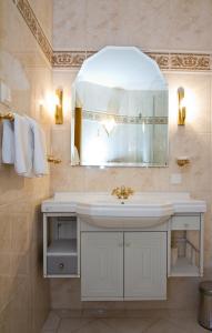 瓦滕斯克拉拉膳食公寓酒店的浴室设有白色水槽和镜子