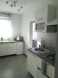 斯维诺乌伊希切Iwona的白色的厨房设有水槽和台面
