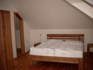 新比斯特日采Obora 827 Nova Bystrice的一间卧室配有一张带白色床单的大床