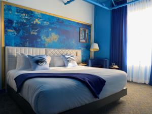 圣路易斯Angad Arts Hotel的蓝色卧室,配有一张带眼球的大床