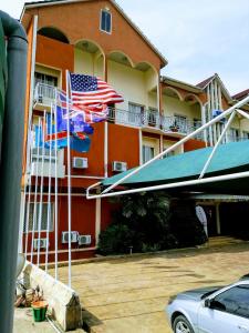 Matadi薇薇宫酒店的停车场内悬挂美国国旗的建筑物