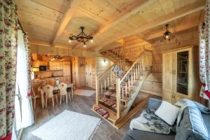 斯扎法拉瑞Domek u Kowola的小木屋内带楼梯的客厅