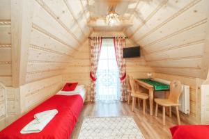 斯扎法拉瑞Domek u Kowola的一间卧室配有一张床和一张书桌