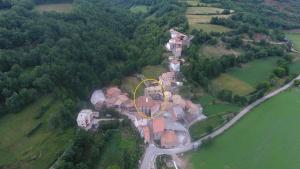 Les IglésiesCasa Batlle的黄色圆圈的房屋空中景观