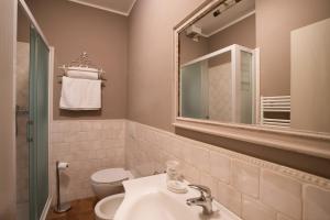 格拉达拉Dimora della Rovere的一间带水槽、卫生间和镜子的浴室