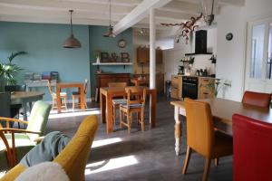 滨海卡特韦克B&B - Pension Het Oude Dorp的厨房以及带桌椅的用餐室。