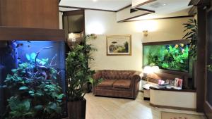 米兰阿库希奥酒店的客厅设有大型鱼缸