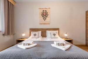 考斯赛力克Sobiczkowa Lux的一间卧室配有一张大床和两个枕头