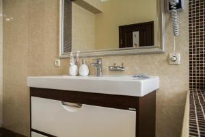 乌曼岛Uman Hotel的浴室设有白色水槽和镜子