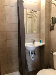 雅典银河大酒店 的一间带水槽、卫生间和镜子的浴室