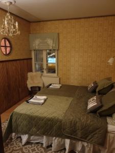拉赫Katariinan Kamari的一间卧室设有一张绿色的床和一个窗户。