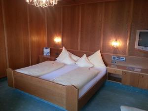 蒂罗尔-泽费尔德Hotel Garni Dietrich的卧室配有一张床,墙上配有电视。