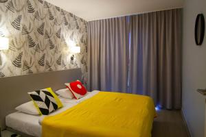 西恩纳Apartament 21 Czarna Góra的酒店客房,配有一张黄色毯子床
