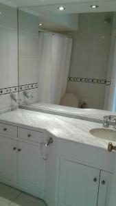埃斯特角城Peninsula的白色的浴室设有水槽和镜子
