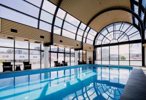 霍巴特霍巴特大臣酒店的一座带窗户的建筑中的游泳池