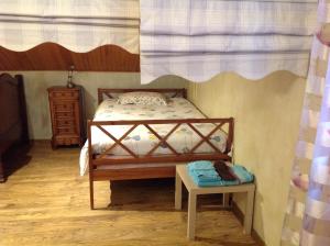 Étrembières萨波蒂内酒店的一间小卧室,配有一张床和一张桌子