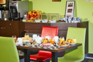 泰昂维Enzo Hotels Thionville by Kyriad Direct的一张桌子,上面放着食物和水果盘