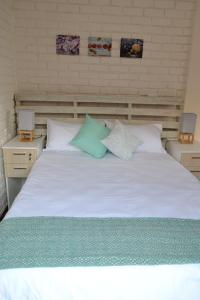 哈里史密斯Apple Orchard Cottage的一张带两个枕头的大白色床