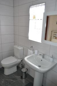 哈里史密斯Apple Orchard Cottage的白色的浴室设有卫生间和水槽。