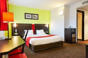 泰昂维Enzo Hotels Thionville by Kyriad Direct的配有一张床和一张书桌的酒店客房