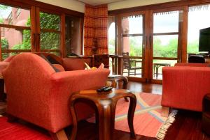 安博塞利Amboseli Serena Safari Lodge的客厅配有两把椅子和一张桌子