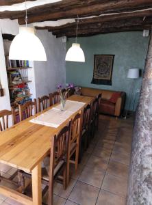 贝尔楚勒斯Casa Rural El Paraje de Berchules的一间带木桌和椅子的用餐室
