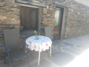 贝尔楚勒斯Casa Rural El Paraje de Berchules的门房里的桌椅