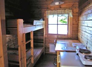 伊卡利宁Camping Toivolansaari的小木屋内的厨房配有双层床
