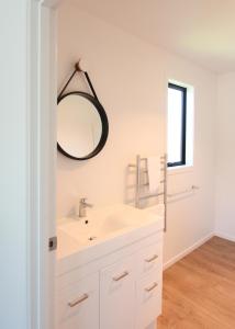 瓦纳卡5 - Delightful Space in Tranquil Neighbourhood, Close to the Lake的白色的浴室设有水槽和镜子
