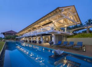 卡卢特勒Anantara Kalutara Resort的夜间带游泳池的别墅