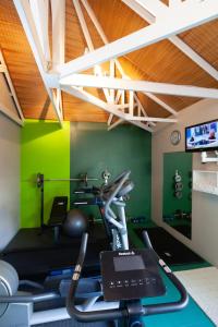 东伦敦魁瑞湖旅馆的一个带绿色墙壁和跑步机的健身房